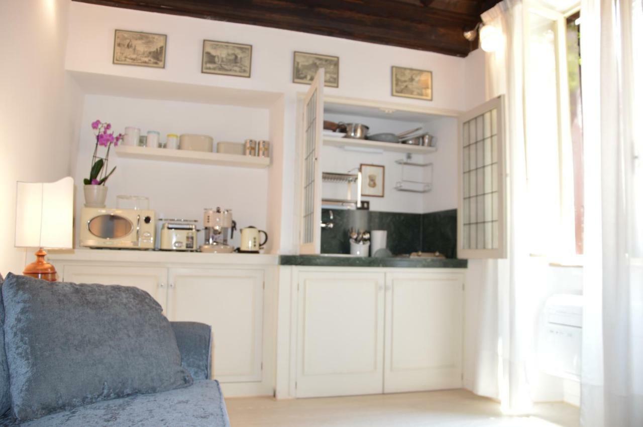 Historic Center - Elegant With Charming Antiques - Raffaello Apartment