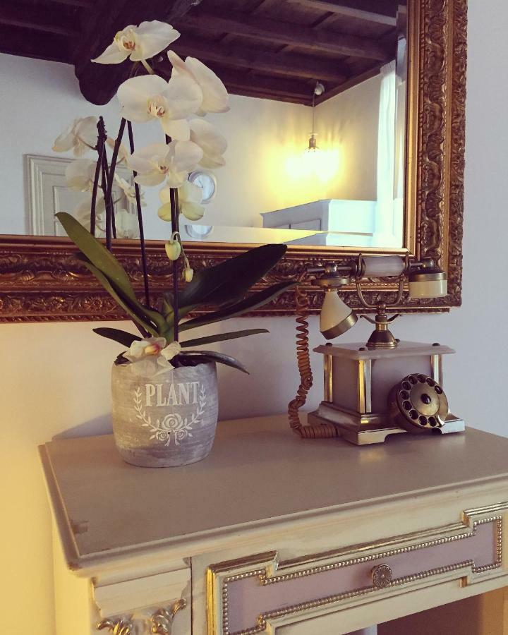 Historic Center - Elegant With Charming Antiques - Raffaello Apartment