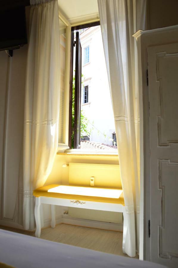 Historic Center - Elegant With Charming Antiques - Raffaello Apartment Rom